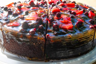 Çilekli çikolatalı keki yakından çek. Kremalı ve taze meyveli lezzetli çilekli turta.