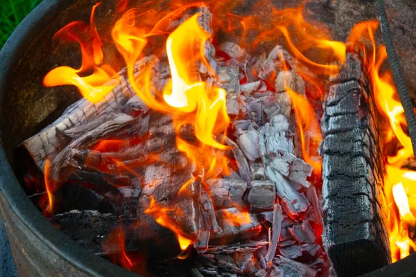 火堆在壁炉中燃烧的木柴的特写 — 图库照片