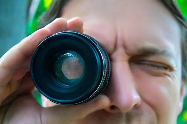 Potret Closeup Pria Melihat Lensa Kamera Tampak Dalam Lensa Satu — Stok Foto