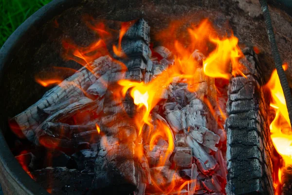 火堆在壁炉中燃烧的木柴的特写 — 图库照片