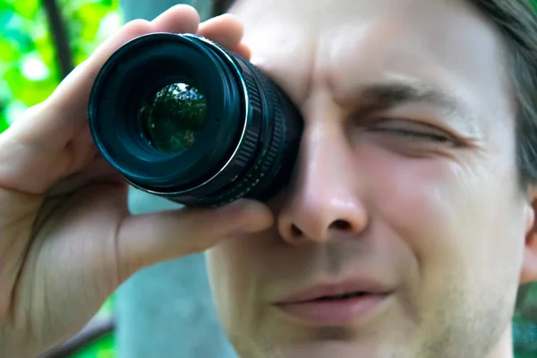 Closeup Portrait Man Looking Camera Lens Looks Lens One Eye — Stock Photo, Image