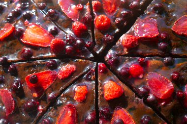 Çilekli çikolatalı keki yakından çek. Kremalı ve taze meyveli lezzetli çilekli turta.