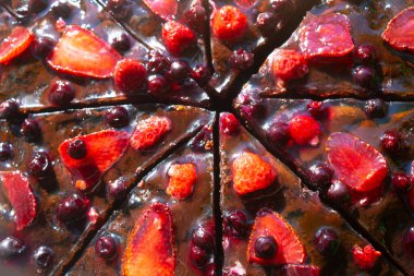 Çilekli çikolatalı keki yakından çek. Kremalı ve taze meyveli lezzetli çilekli turta.