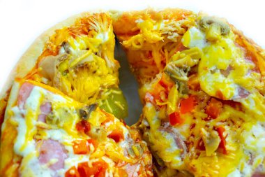 Beyaz arka planda izole edilmiş lezzetli pizza.