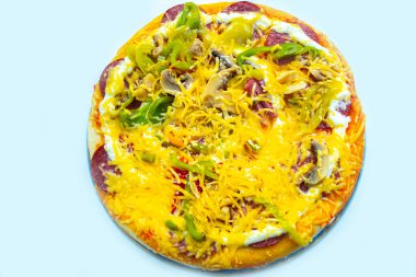 Beyaz arka planda izole edilmiş lezzetli pizza.