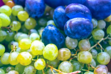 beyaz üzümler ve erikler, meyve arkaplanı