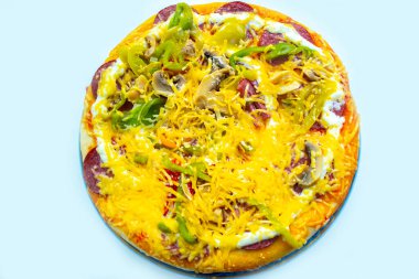 Beyaz arka planda izole edilmiş lezzetli pizza.