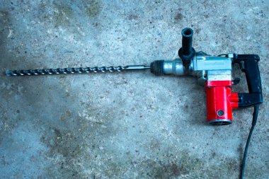 Büyük matkaplı elektrikli matkap.