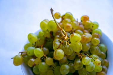 Tabakta beyaz üzümler, beyaz arkaplan