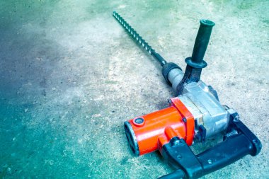 Büyük matkaplı elektrikli matkap.