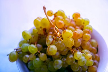 Tabakta beyaz üzümler, beyaz arkaplan