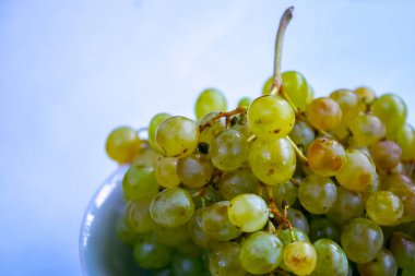 Tabakta beyaz üzümler, beyaz arkaplan