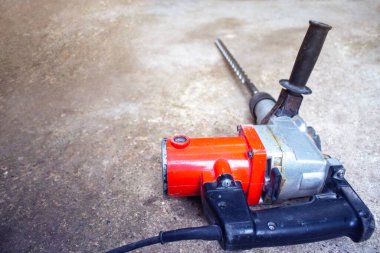 Büyük matkaplı elektrikli matkap.