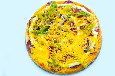 Beyaz arka planda izole edilmiş lezzetli pizza.