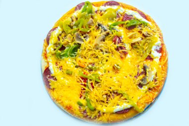 Beyaz arka planda izole edilmiş lezzetli pizza.