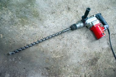 Büyük matkaplı elektrikli matkap.