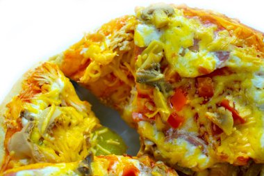 Beyaz arka planda izole edilmiş lezzetli pizza.