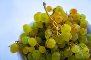 Tabakta beyaz üzümler, beyaz arkaplan