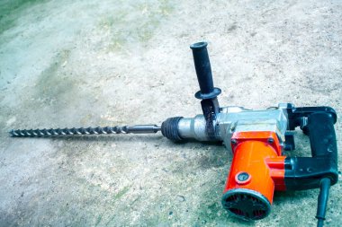 Büyük matkaplı elektrikli matkap.