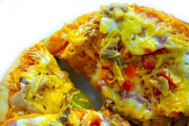 Beyaz arka planda izole edilmiş lezzetli pizza.