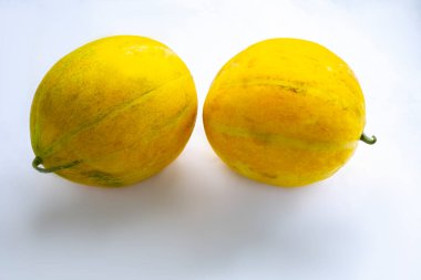 Beyaz arka planda izole edilmiş sarı kavun.