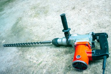 Büyük matkaplı elektrikli matkap.