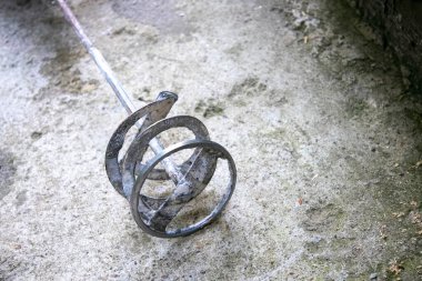 Kirli elektrikli beton karıştırıcı. Apartman dairesinde onarım. Havanları karıştırmak ve delmek için karıştırıcı eklentisiName