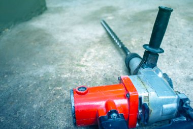 Büyük matkaplı elektrikli matkap.