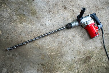 Büyük matkaplı elektrikli matkap.