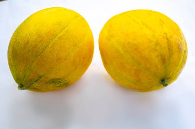 Beyaz arka planda izole edilmiş sarı kavun.