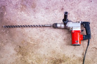 Büyük matkaplı elektrikli matkap.