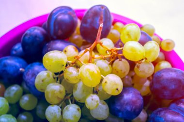 beyaz üzümler ve erikler, meyve arkaplanı