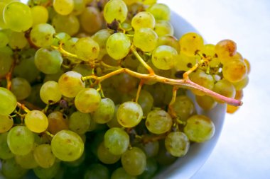 Tabakta beyaz üzümler, beyaz arkaplan