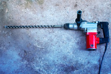 Büyük matkaplı elektrikli matkap.