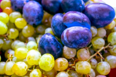 beyaz üzümler ve erikler, meyve arkaplanı