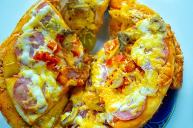 Beyaz arka planda izole edilmiş lezzetli pizza.