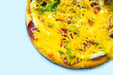 Beyaz arka planda izole edilmiş lezzetli pizza.