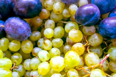 beyaz üzümler ve erikler, meyve arkaplanı