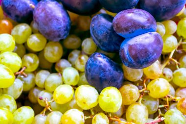 beyaz üzümler ve erikler, meyve arkaplanı