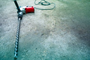 Büyük matkaplı elektrikli matkap.