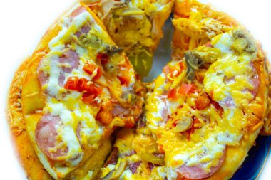 Beyaz arka planda izole edilmiş lezzetli pizza.