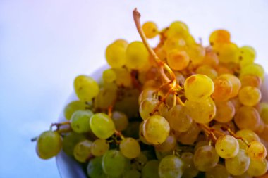 Tabakta beyaz üzümler, beyaz arkaplan