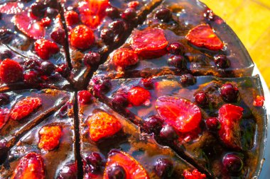 Çilekli çikolatalı keki yakından çek. Kremalı ve taze meyveli lezzetli çilekli turta.