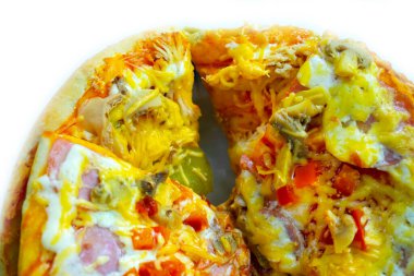 Beyaz arka planda izole edilmiş lezzetli pizza.