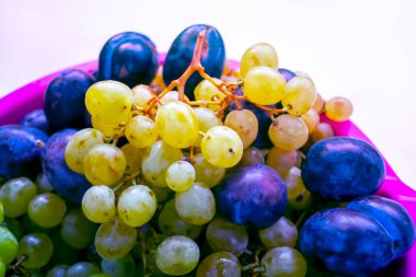 beyaz üzümler ve erikler, meyve arkaplanı