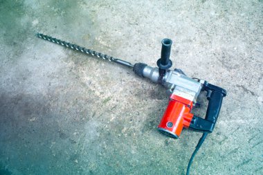 Büyük matkaplı elektrikli matkap.