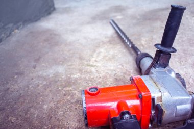 Büyük matkaplı elektrikli matkap.