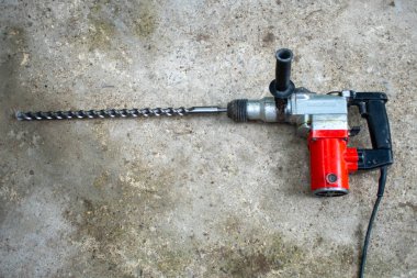 Büyük matkaplı elektrikli matkap.