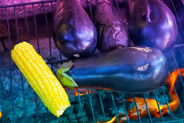 Plante Cours Cuisson Avec Épi Maïs Doré Sur Barbecue Cheminée — Photo