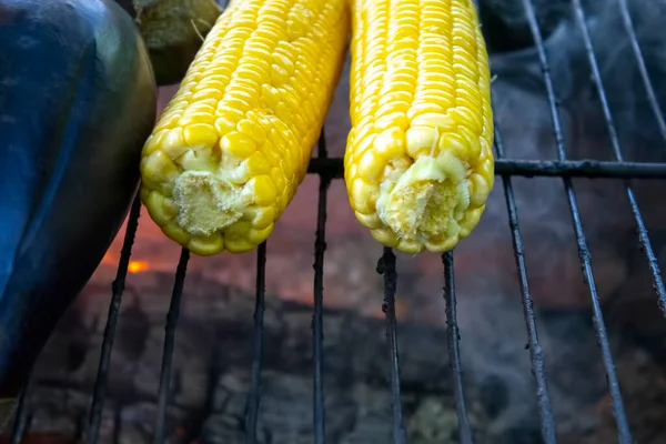 Zralý Zlatý Kukuřičný Klacek Grilu Kouřem Plamenem Popelovém Pozadí Vegetariánské — Stock fotografie